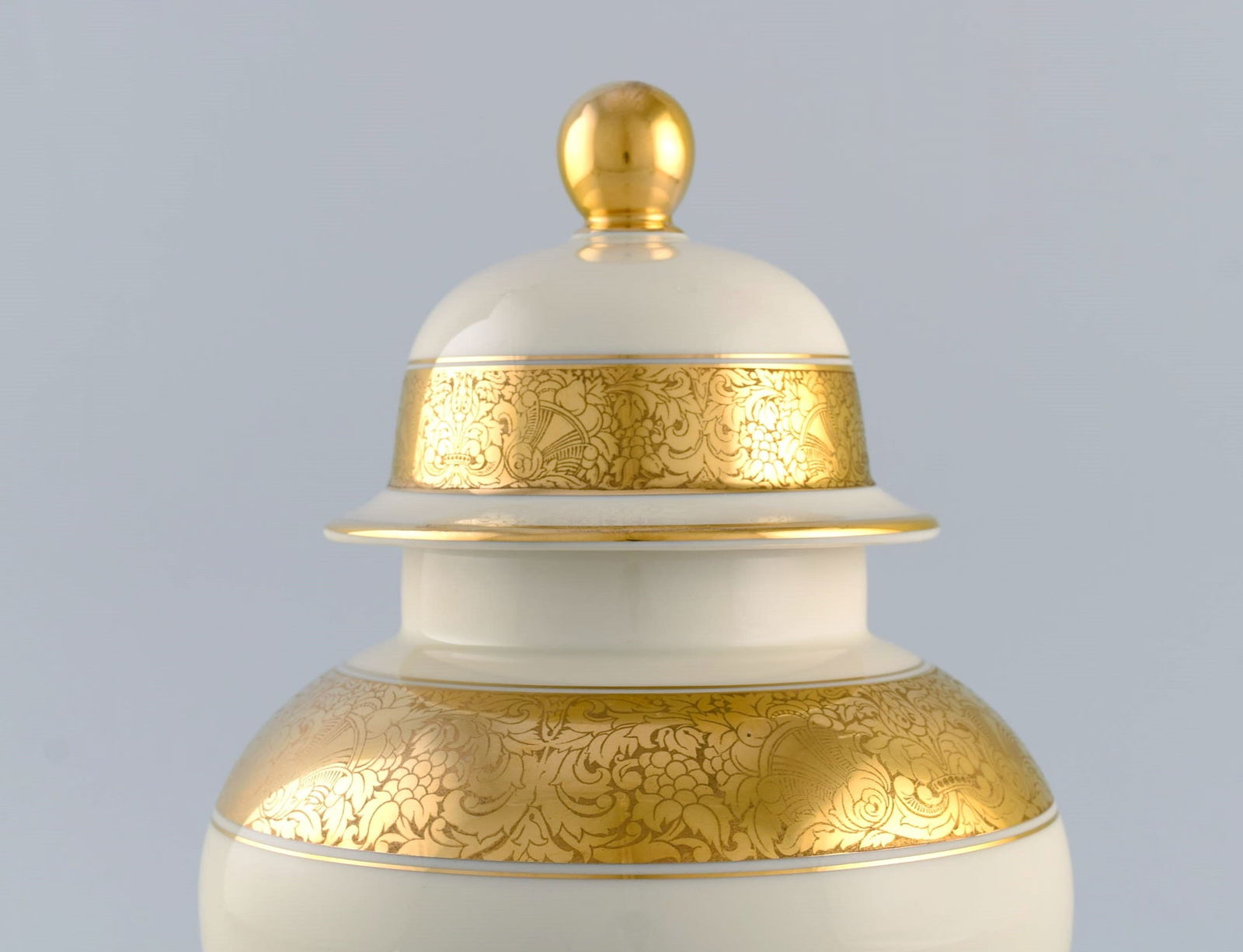 Rosenthal lidded vase in cream-colored porcelain with hand-painted flowers and gold leaf decoration. - 4