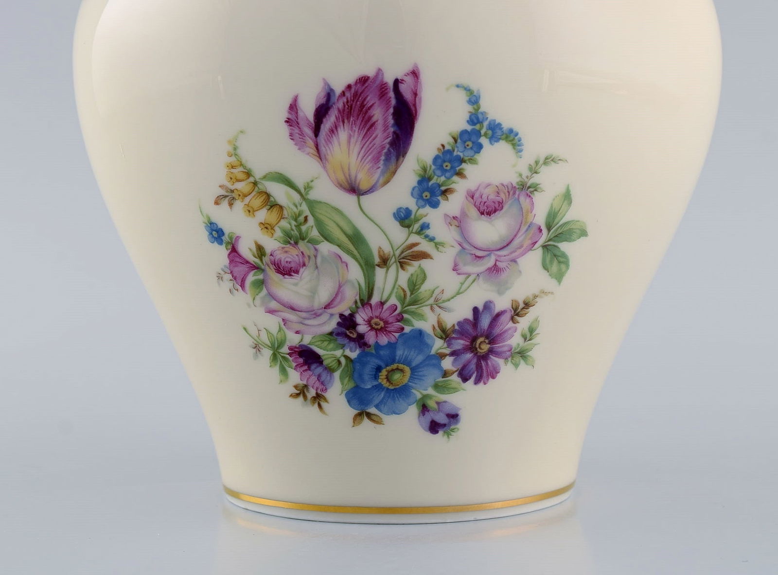 Rosenthal lidded vase in cream-colored porcelain with hand-painted flowers and gold leaf decoration. - 5