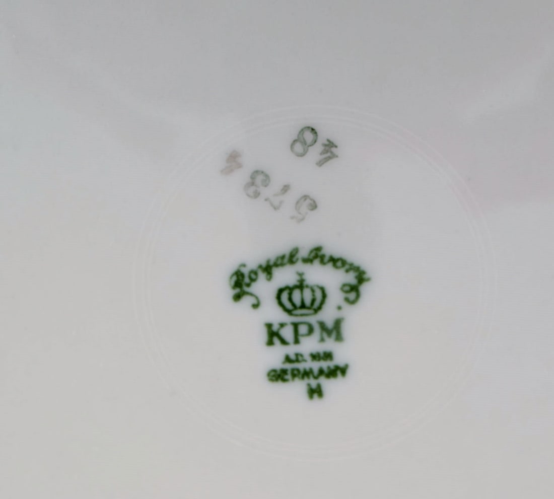 KPM, Berlin. Six Royal Ivory dinner plates in cream-colored porcelain with gold decoration. 1920s. - 5