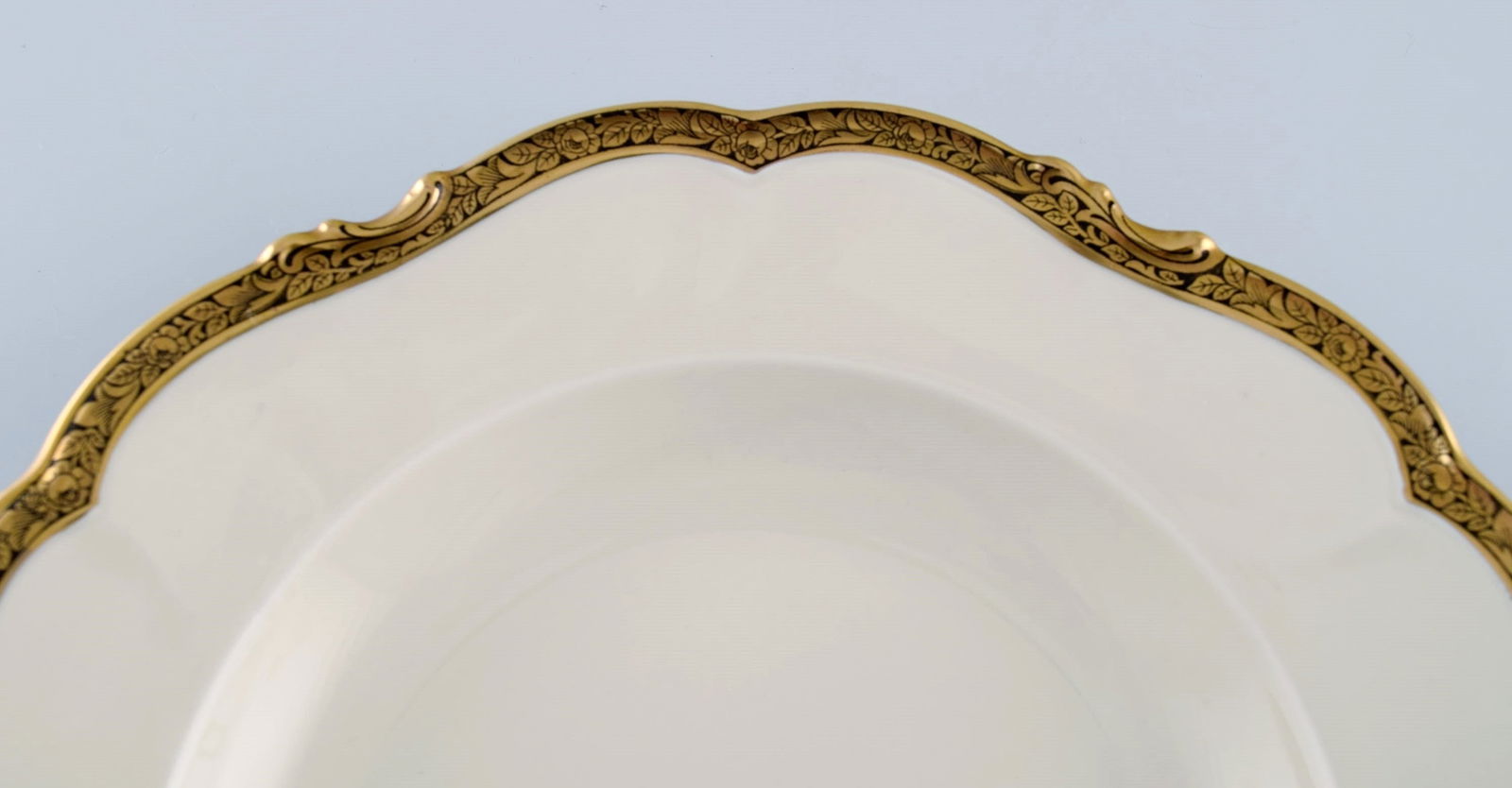 KPM, Berlin. Six Royal Ivory deep plates in cream-colored porcelain with gold decoration. 1920s. - 3