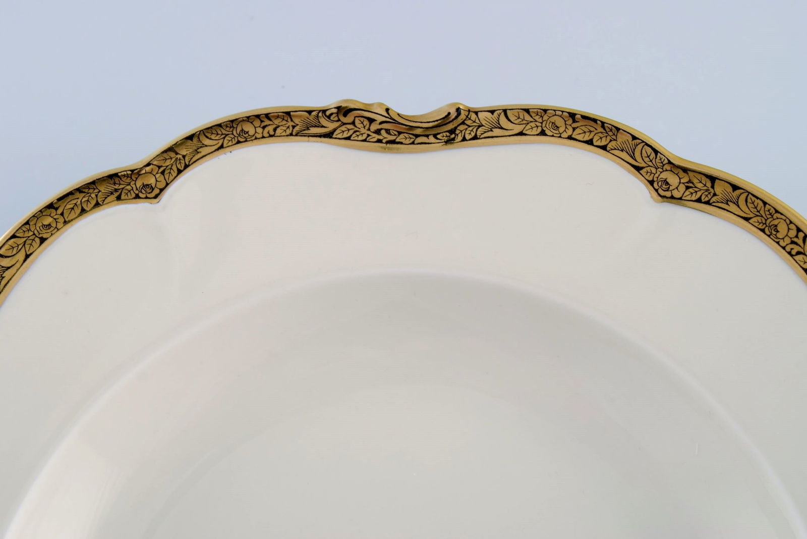 KPM, Berlin. Six Royal Ivory deep plates in cream-colored porcelain with gold decoration. 1920s. - 4