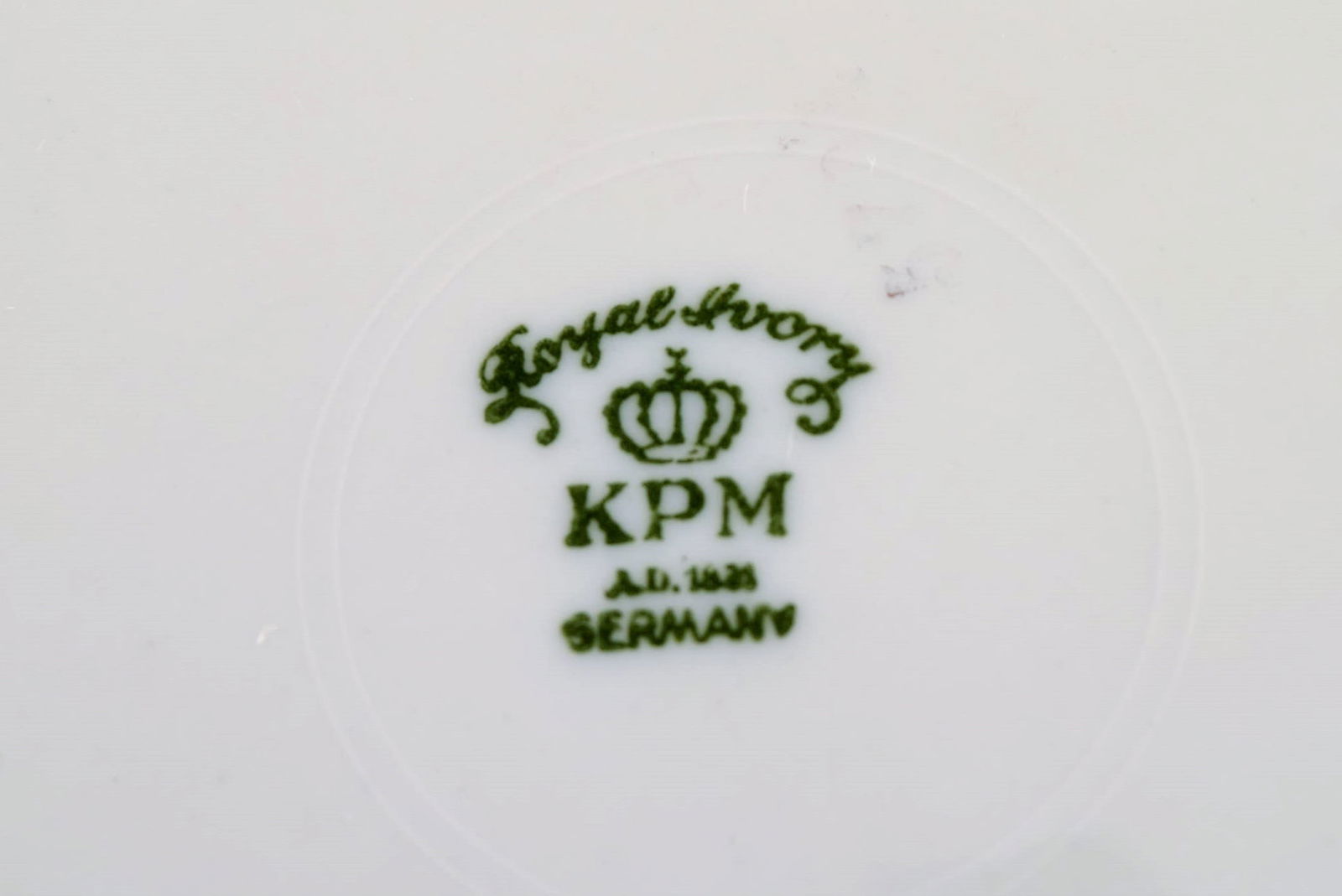 KPM, Berlin. Six Royal Ivory deep plates in cream-colored porcelain with gold decoration. 1920s. - 5