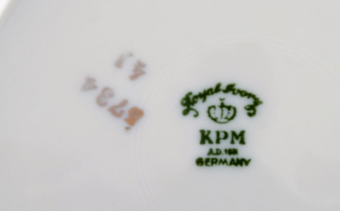 KPM, Berlin. 11 Royal Ivory cake plates in cream-colored porcelain with gold decoration. 1920s. - 5