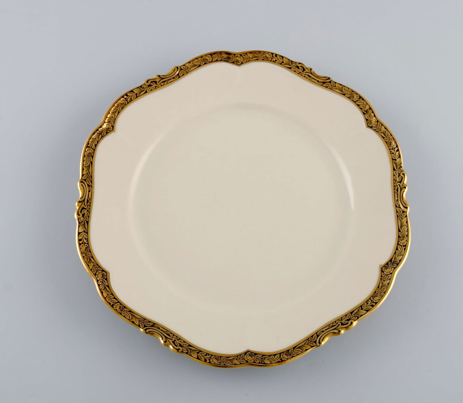 KPM, Berlin. Five Royal Ivory lunch plates in cream-colored porcelain with gold decoration. 1920s. - 2