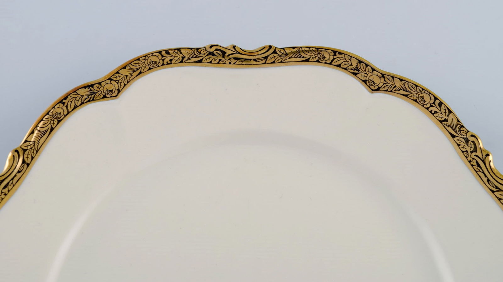 KPM, Berlin. Five Royal Ivory lunch plates in cream-colored porcelain with gold decoration. 1920s. - 3