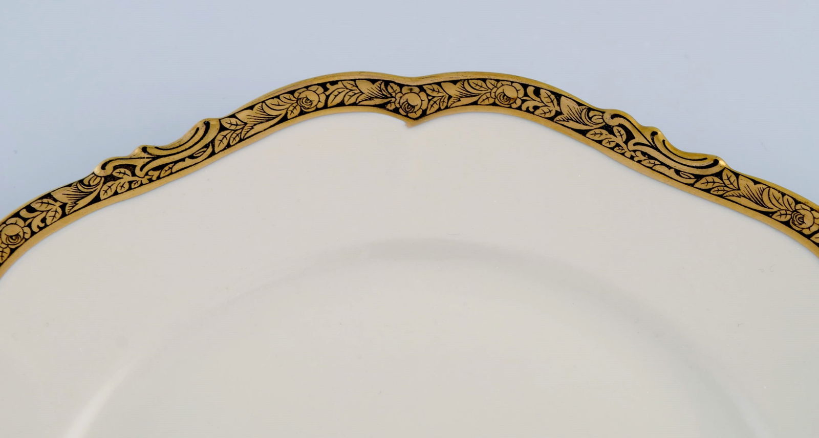 KPM, Berlin. Five Royal Ivory lunch plates in cream-colored porcelain with gold decoration. 1920s. - 4