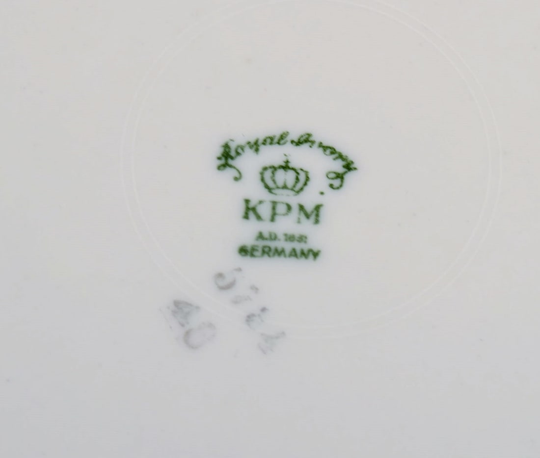 KPM, Berlin. Five Royal Ivory lunch plates in cream-colored porcelain with gold decoration. 1920s. - 5