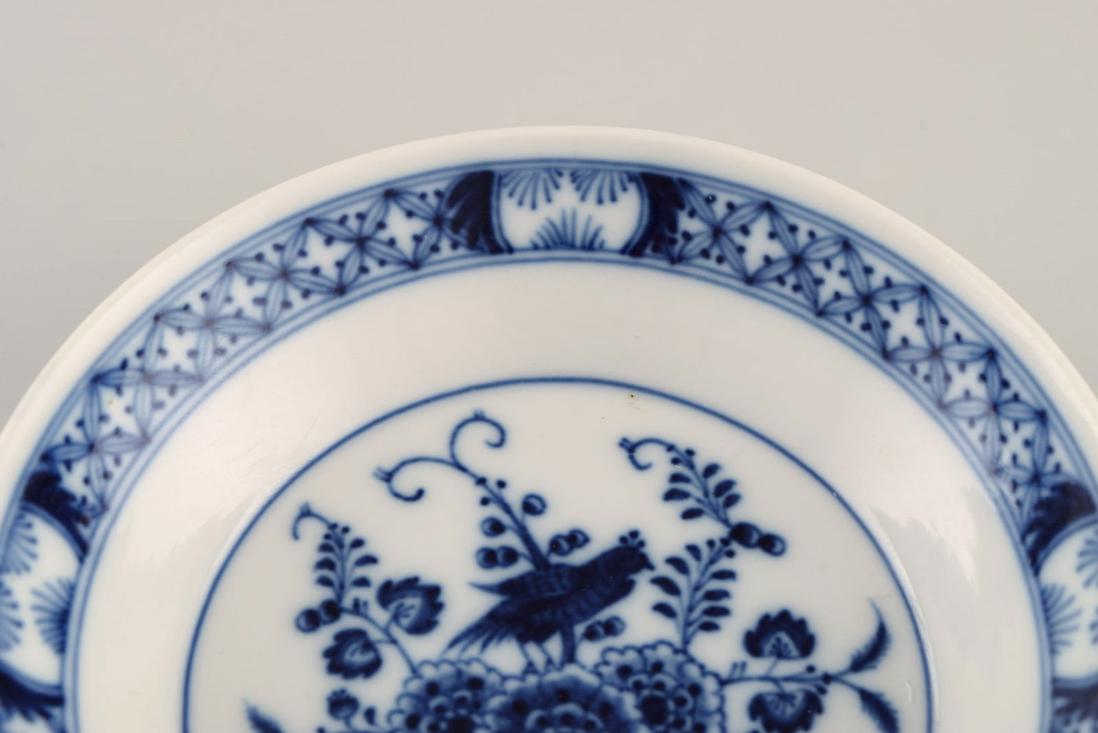 Rare Meissen bowl in hand-painted porcelain decorated with exotic bird in Chinese style. Late 19th - 3