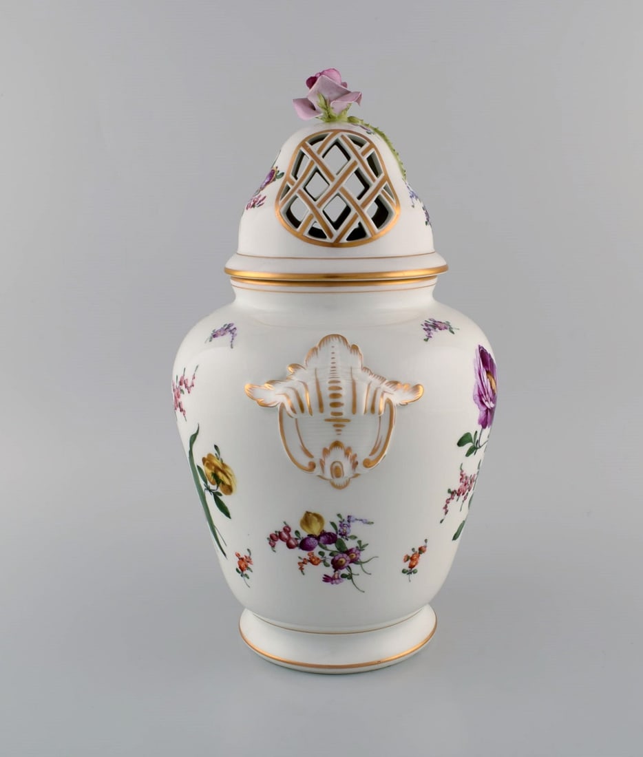 Large antique Dresden ornamental vase in hand-painted porcelain. Flowers and gold decoration. Rose - 2