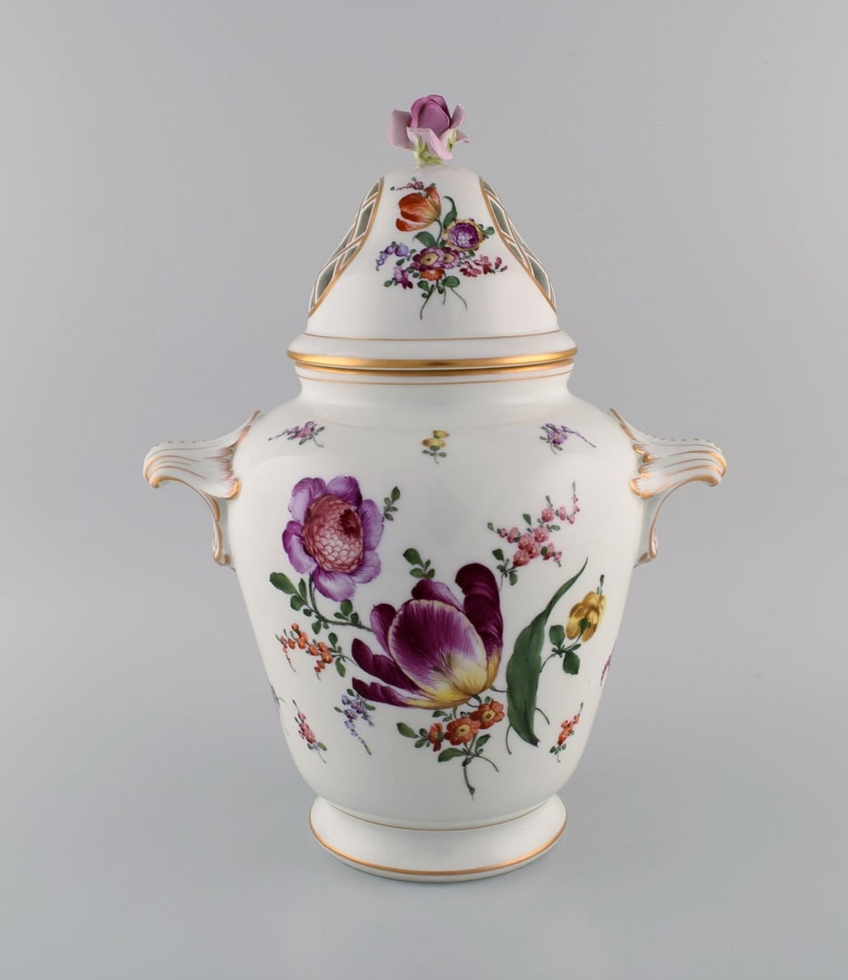 Large antique Dresden ornamental vase in hand-painted porcelain. Flowers and gold decoration. Rose - 3