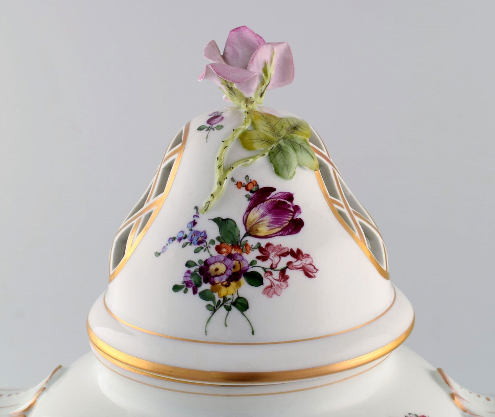 Large antique Dresden ornamental vase in hand-painted porcelain. Flowers and gold decoration. Rose - 4