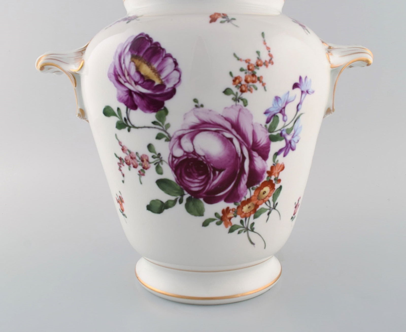 Large antique Dresden ornamental vase in hand-painted porcelain. Flowers and gold decoration. Rose - 5
