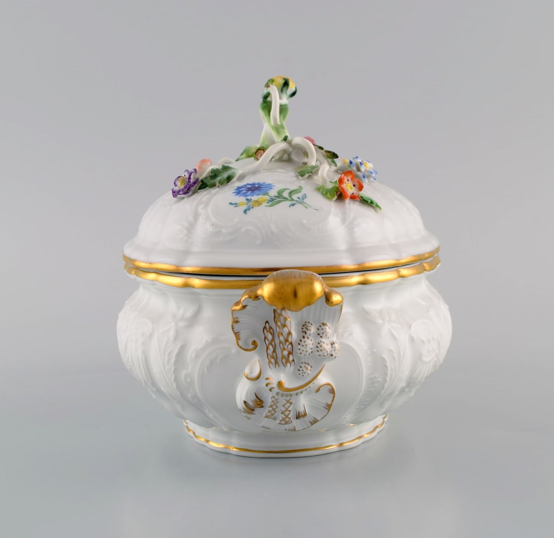 Meissen porcelain lidded tureen with hand-painted flowers and gold edge. Lid modeled with flowers - 2