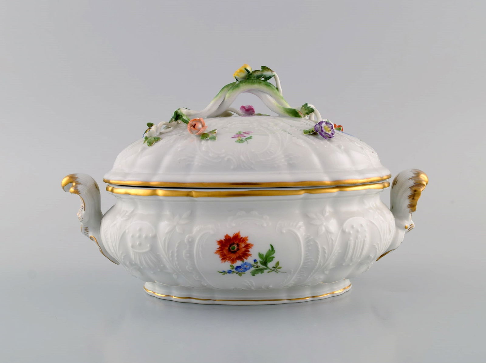 Meissen porcelain lidded tureen with hand-painted flowers and gold edge. Lid modeled with flowers - 3
