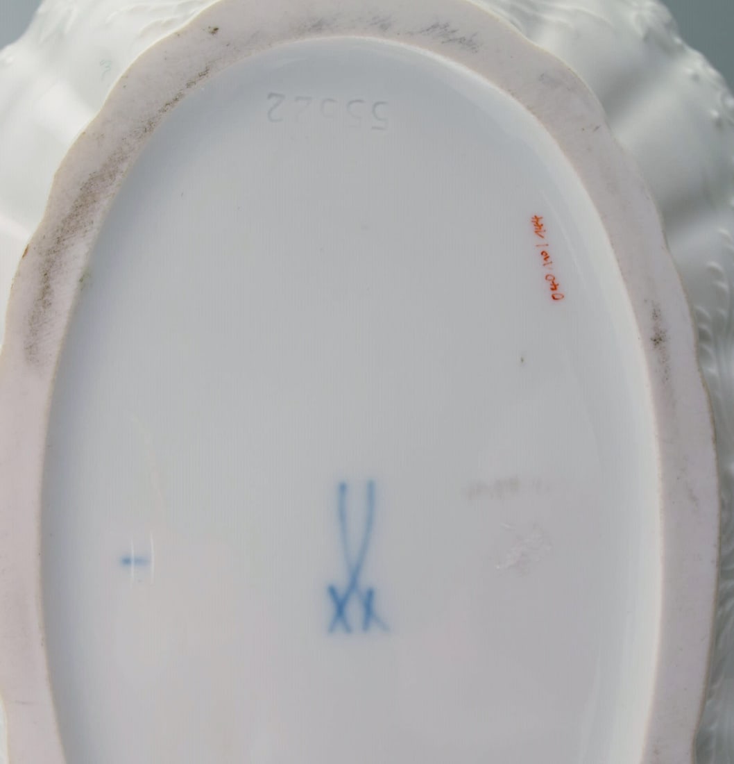 Meissen porcelain lidded tureen with hand-painted flowers and gold edge. Lid modeled with flowers - 6