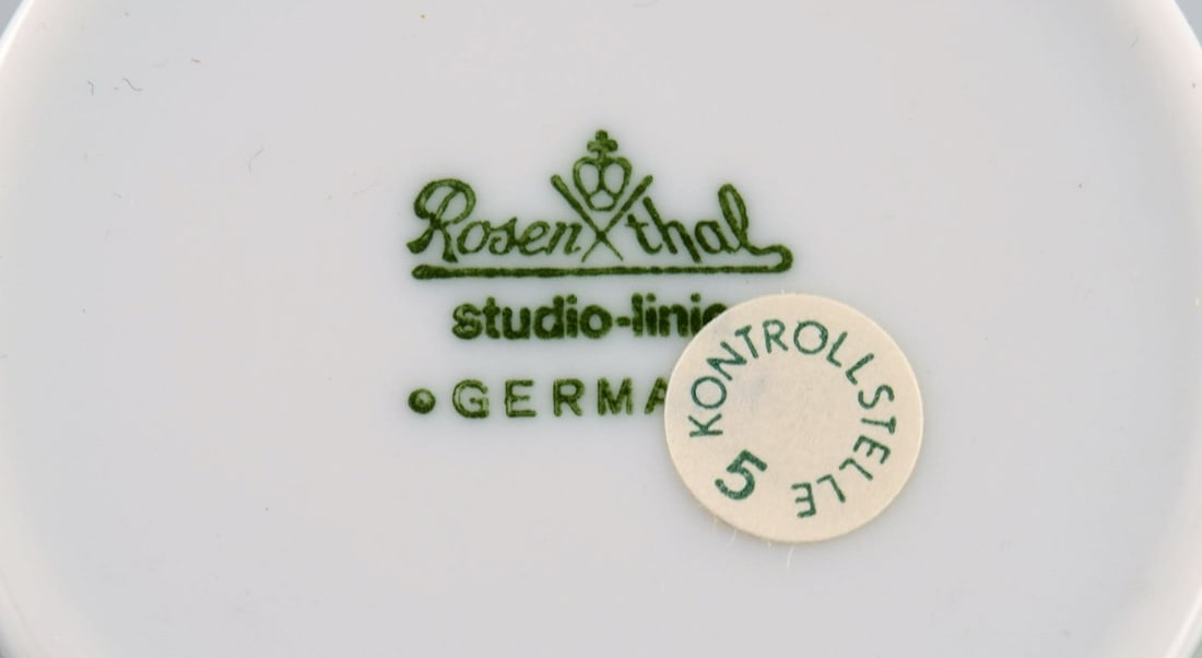 Six Rosenthal Berlin coffee cups in porcelain with gold edge. Mid-20th century. - 4