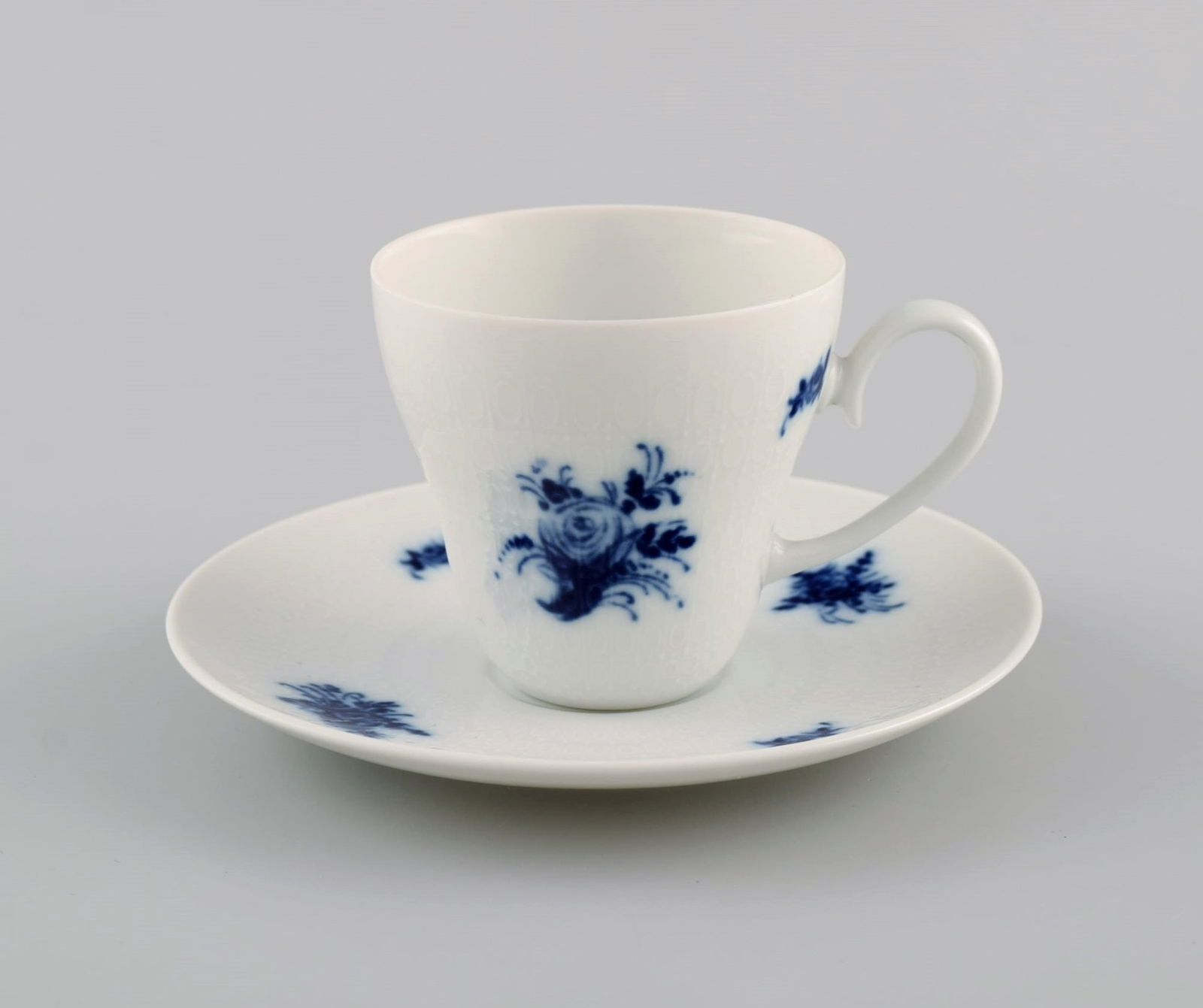 Bjørn Wiinblad for Rosenthal. Six Romanze Blue Flower mocha cups with saucers. 1960s. - 2