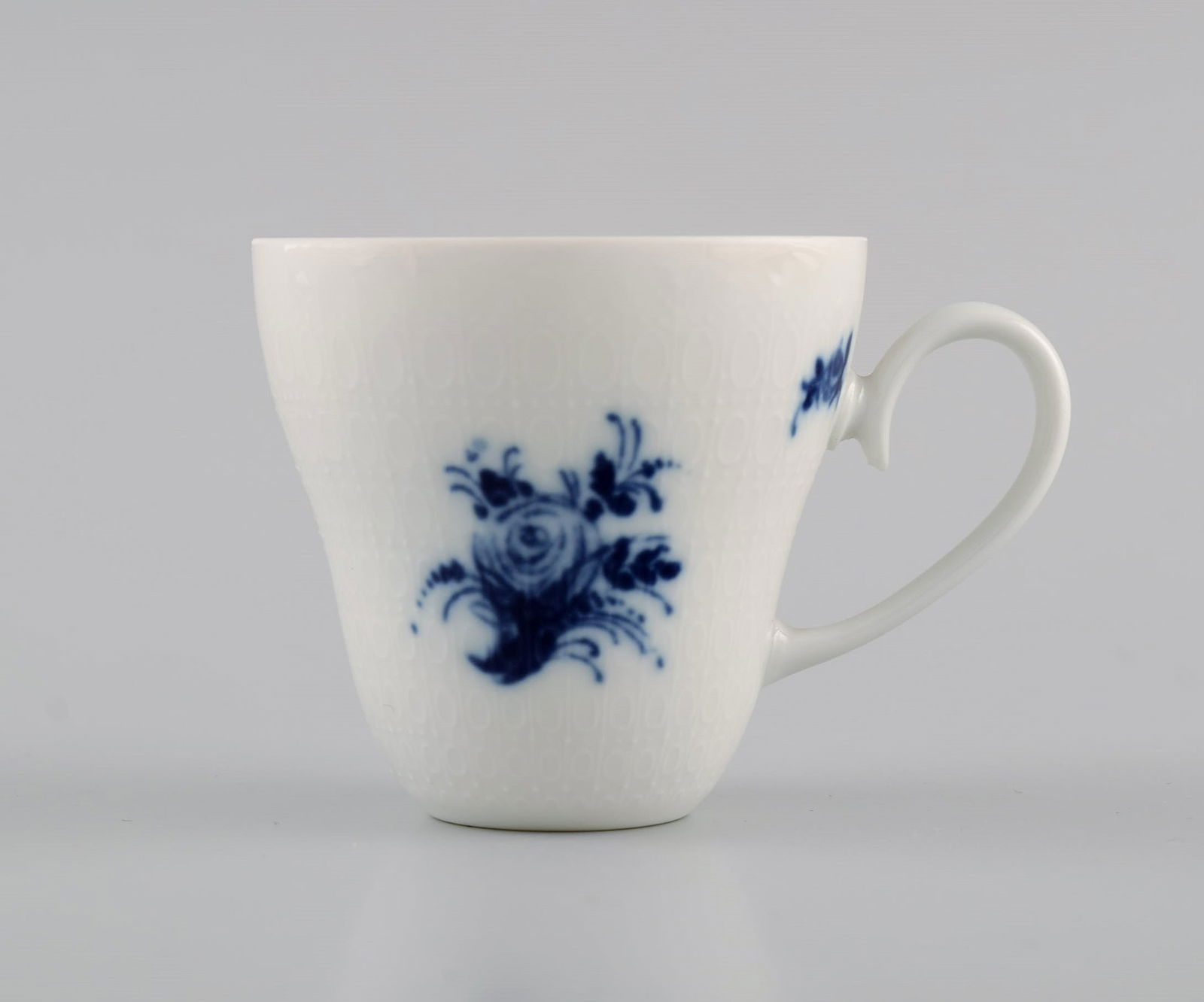 Bjørn Wiinblad for Rosenthal. Six Romanze Blue Flower mocha cups with saucers. 1960s. - 3