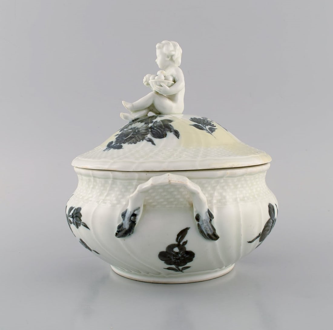 Early Royal Copenhagen Blue Flower Curved lidded tureen in porcelain with hand-painted flowers. Lid - 3