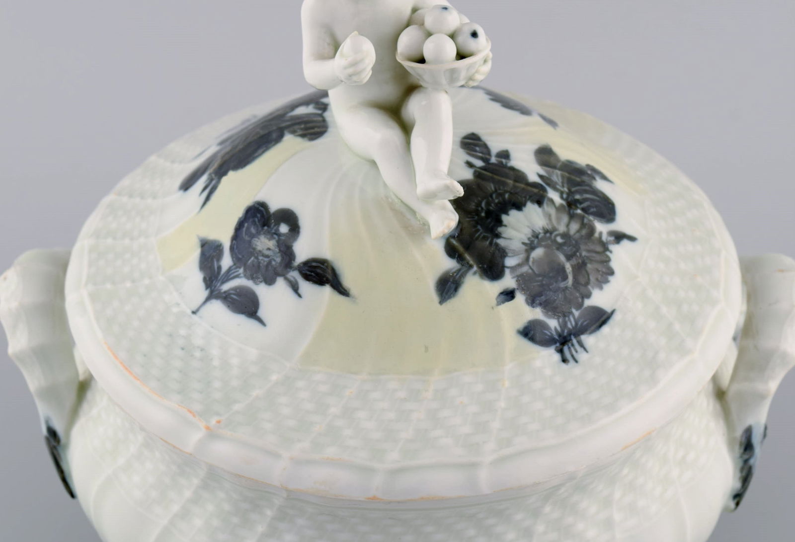 Early Royal Copenhagen Blue Flower Curved lidded tureen in porcelain with hand-painted flowers. Lid - 5