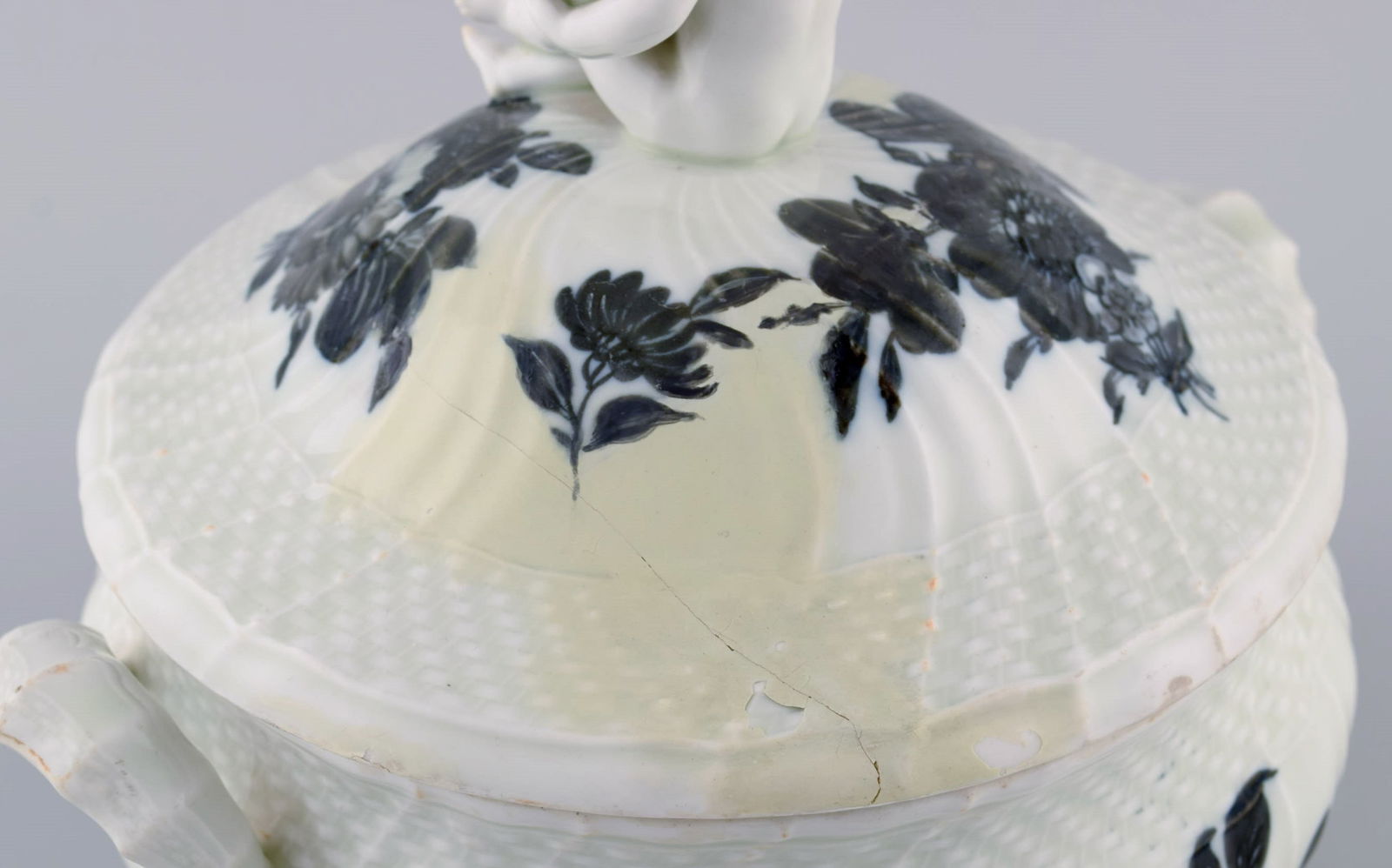 Early Royal Copenhagen Blue Flower Curved lidded tureen in porcelain with hand-painted flowers. Lid - 6