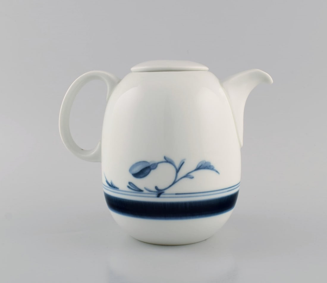 Bing & Grøndahl Corinth coffee pot. 1970s. Model number 301. - 2