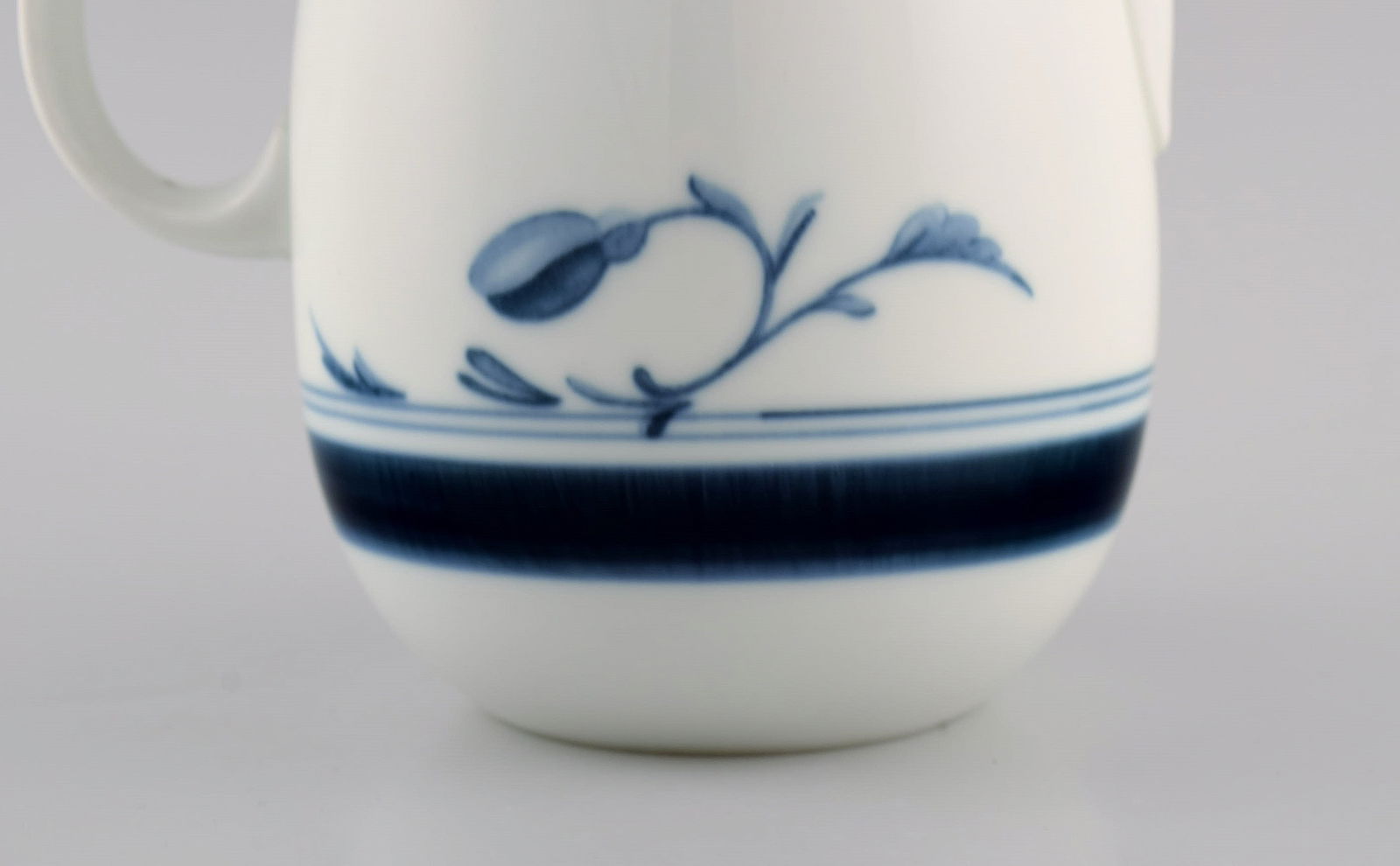 Bing & Grøndahl Corinth coffee pot. 1970s. Model number 301. - 4