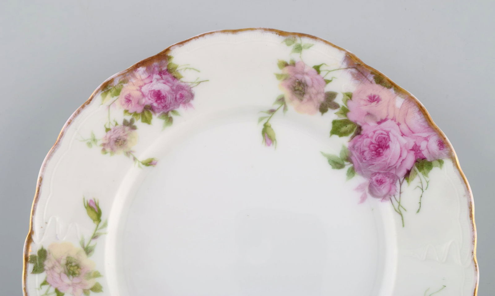 Rosenthal, Germany. Three Iris plates in hand-painted porcelain with flowers and gold edge. 1920s. - 3