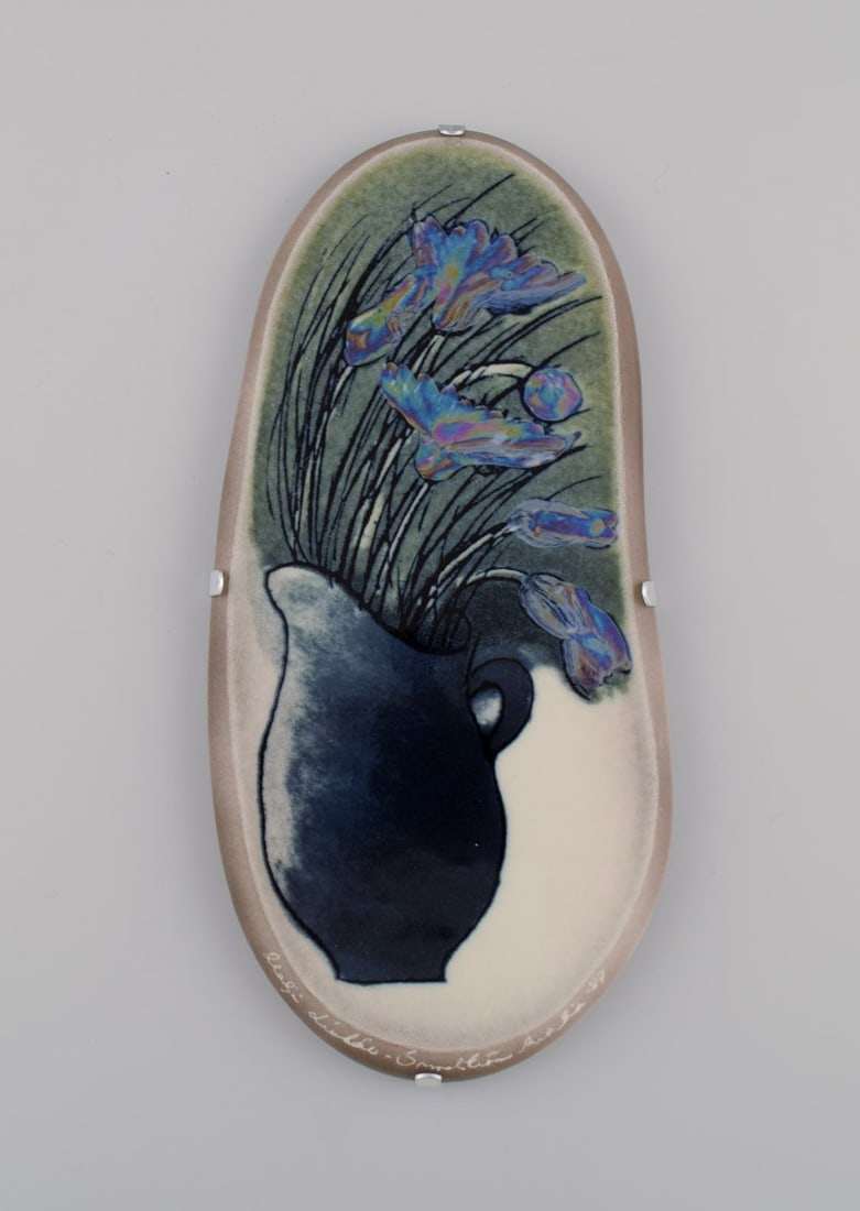 Heljä Liukko-Sundström (b. 1938) for Arabia. Glazed faience wall plaque with hand-painted: Title: Heljä Liukko-Sundström (b. 1938) for Arabia. Glazed faience wall plaque with hand-painted flowers. Finnish design. Dated 1987. Description: Heljä Liukko-Sundström (b. 1938)