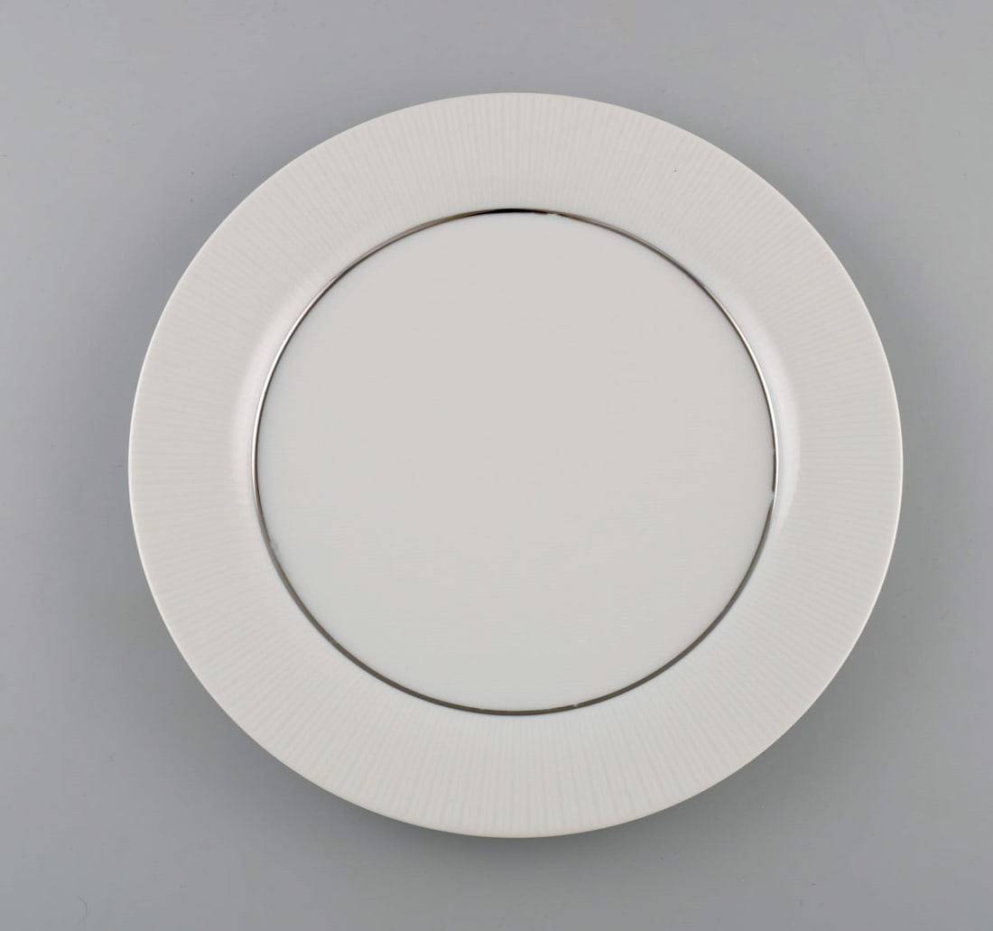 Tapio Wirkkala for Rosenthal. Eight rare Modulation porcelain plates with fluted rim. Platinum - 2