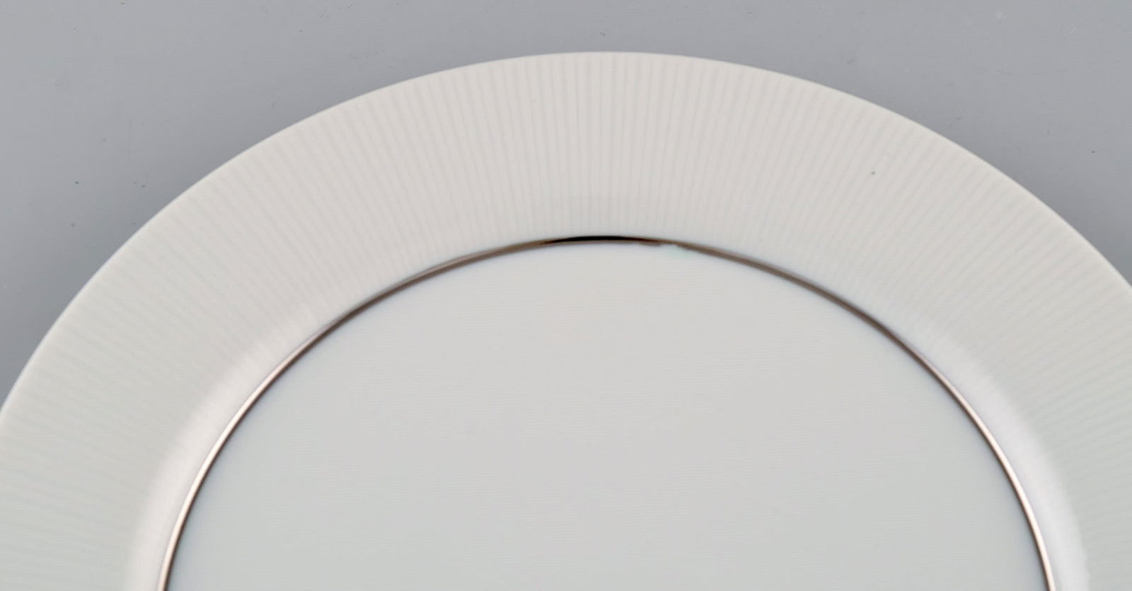 Tapio Wirkkala for Rosenthal. Eight rare Modulation porcelain plates with fluted rim. Platinum - 3