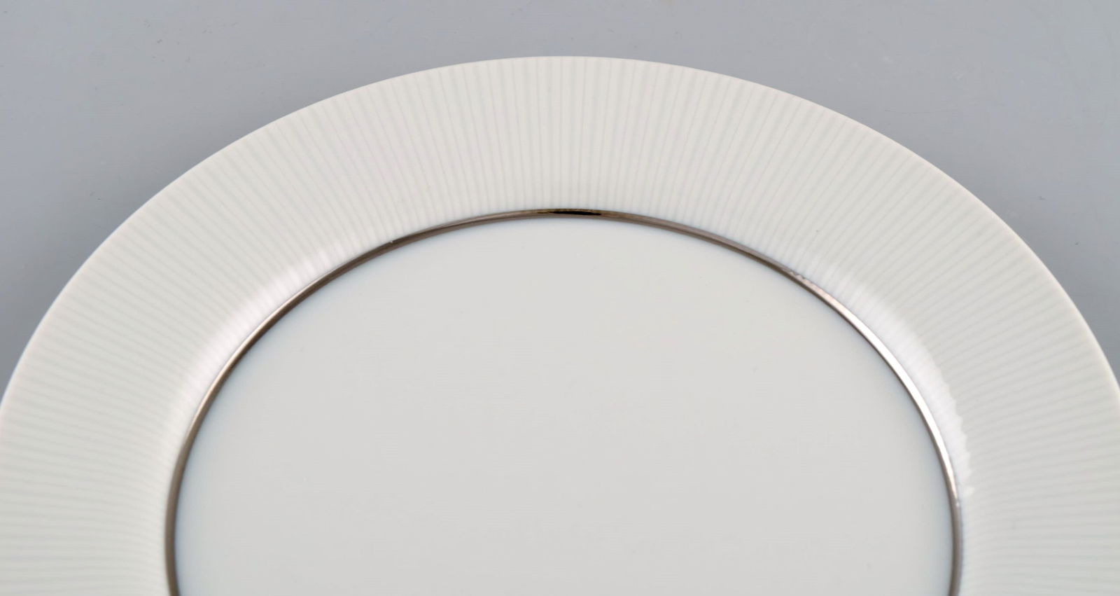 Tapio Wirkkala for Rosenthal. Eight rare Modulation lunch plates in porcelain with fluted rim. - 4