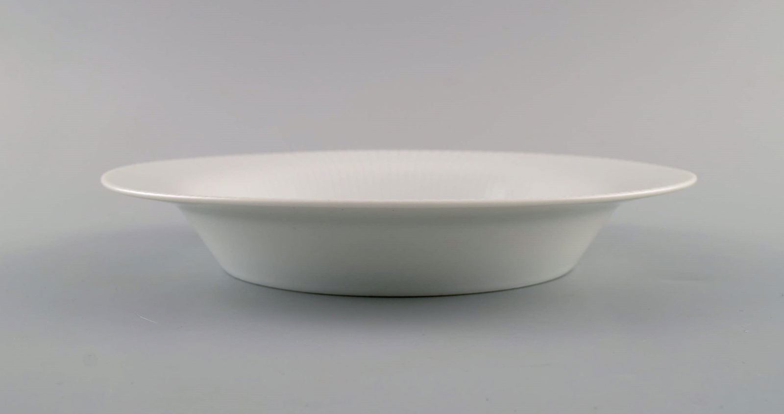 Tapio Wirkkala for Rosenthal. Eight rare Modulation deep plates in porcelain with fluted rim. - 4