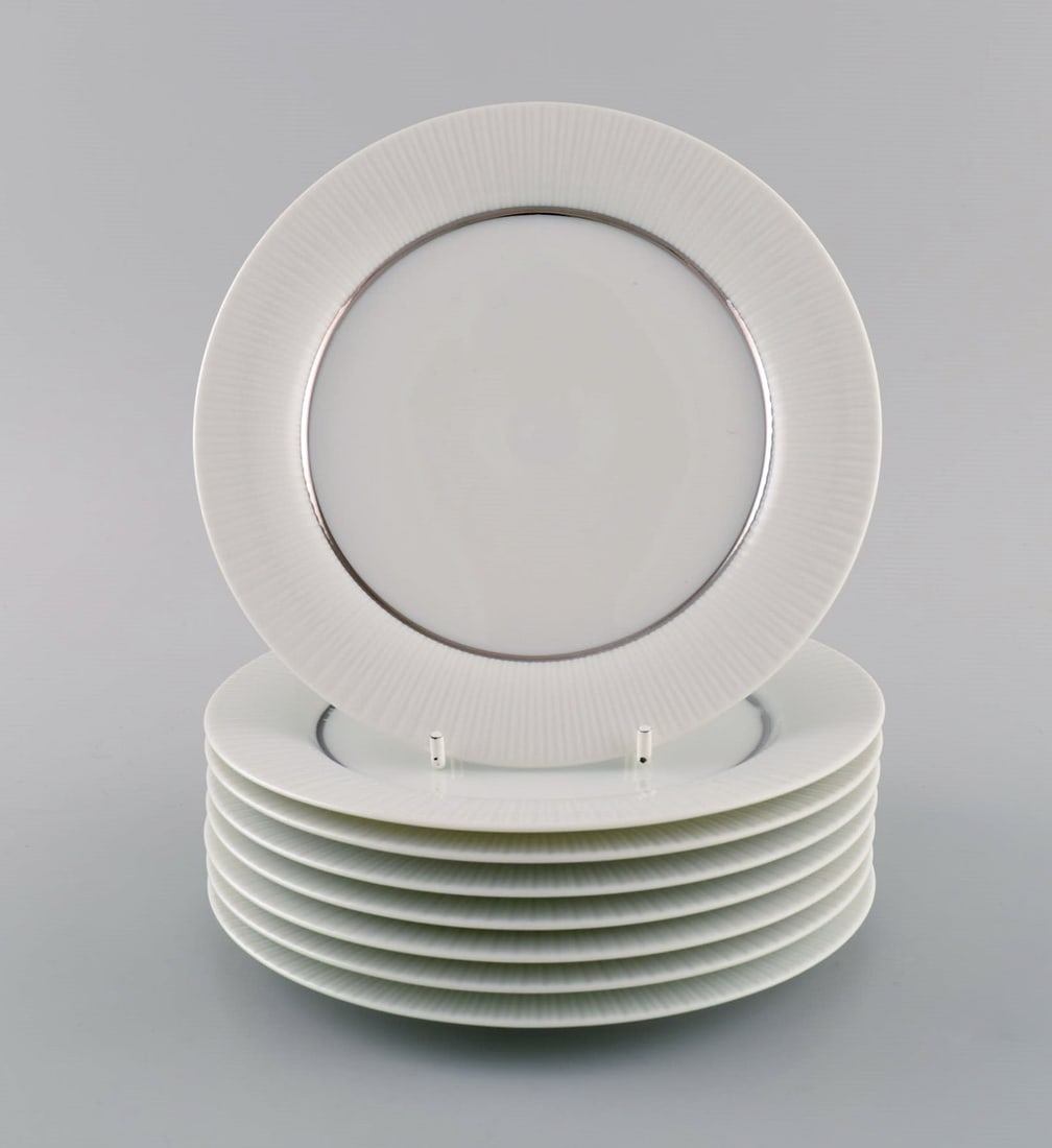Tapio Wirkkala for Rosenthal. Eight rare Modulation plates in porcelain with fluted rim. Platinum (1 of 5)