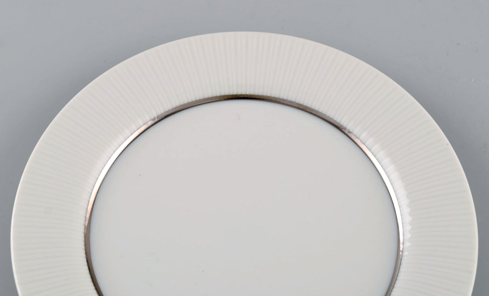 Tapio Wirkkala for Rosenthal. Eight rare Modulation plates in porcelain with fluted rim. Platinum - 4