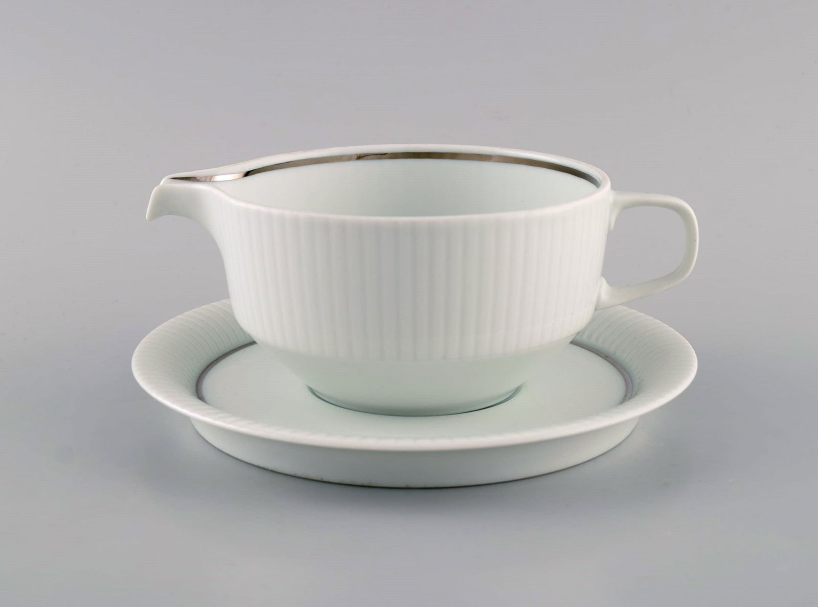 Tapio Wirkkala for Rosenthal. Rare Modulation sauce jug on stand in fluted porcelain. Platinum (1 of 5)