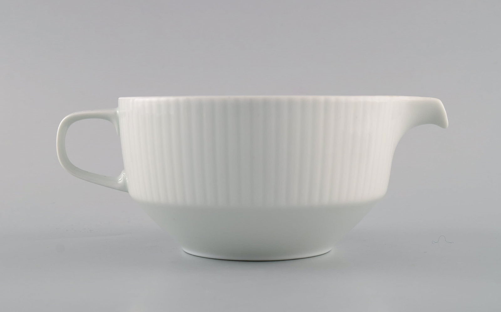 Tapio Wirkkala for Rosenthal. Rare Modulation sauce jug on stand in fluted porcelain. Platinum - 2