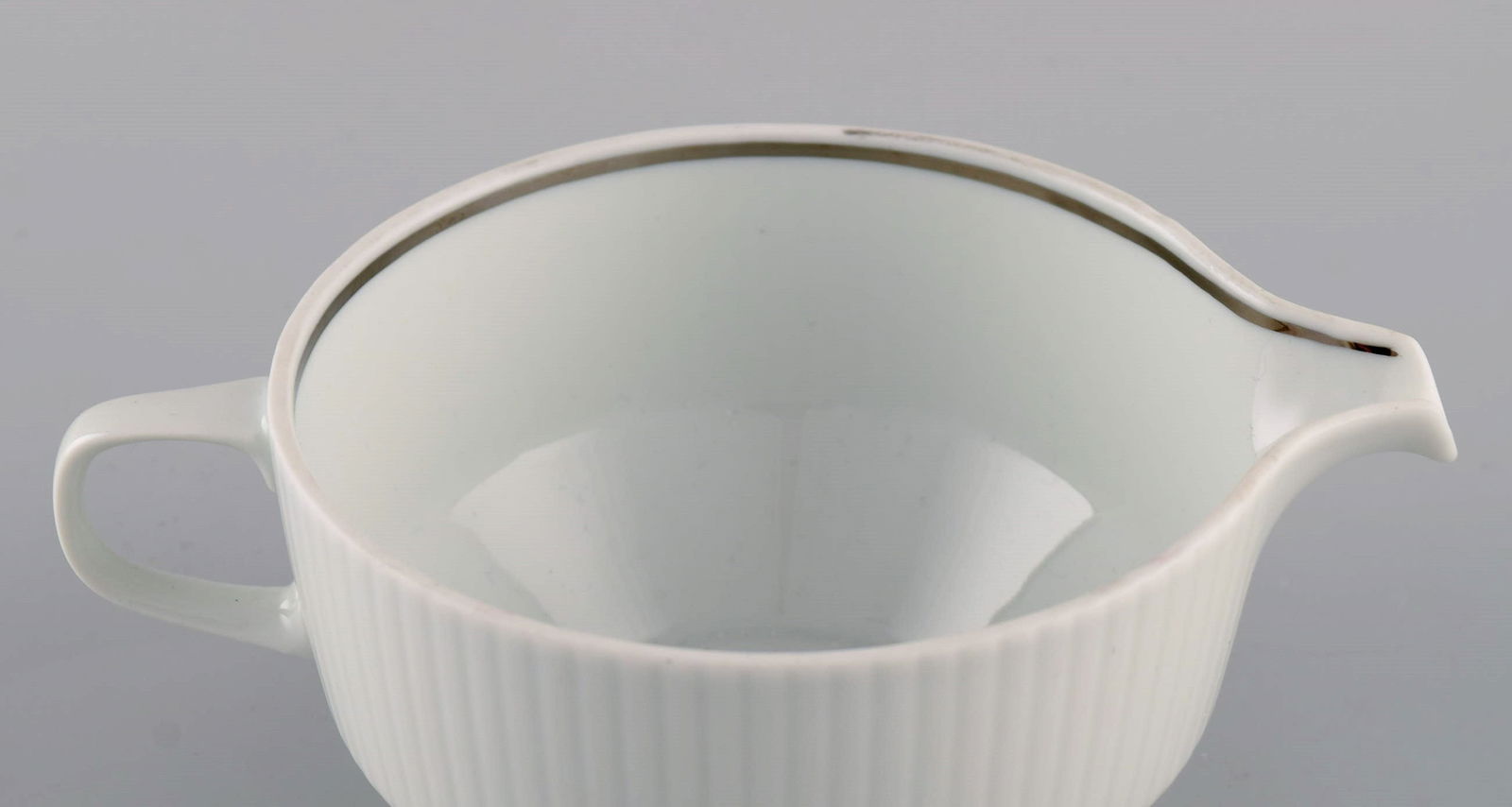 Tapio Wirkkala for Rosenthal. Rare Modulation sauce jug on stand in fluted porcelain. Platinum - 3
