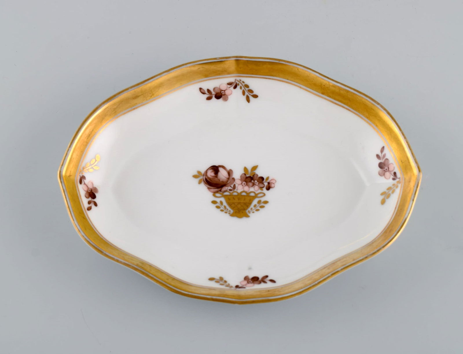 Three Royal Copenhagen Golden Basket dishes in porcelain with flowers and gold decoration. Early - 3