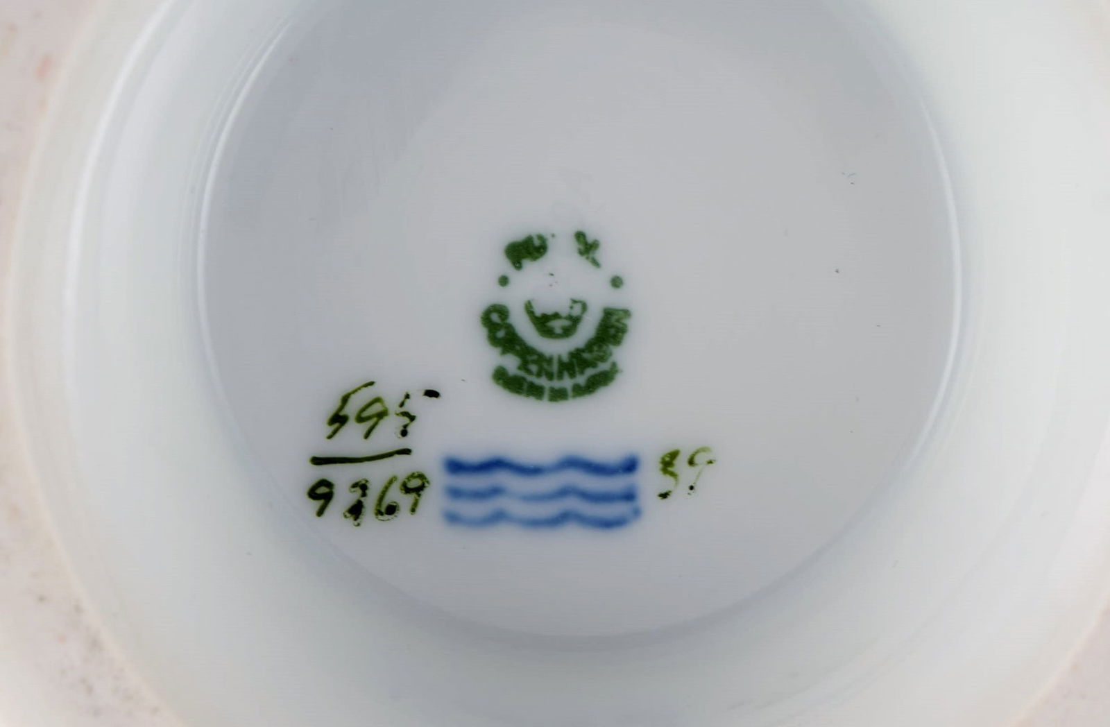 Three Royal Copenhagen Golden Basket dishes in porcelain with flowers and gold decoration. Early - 6