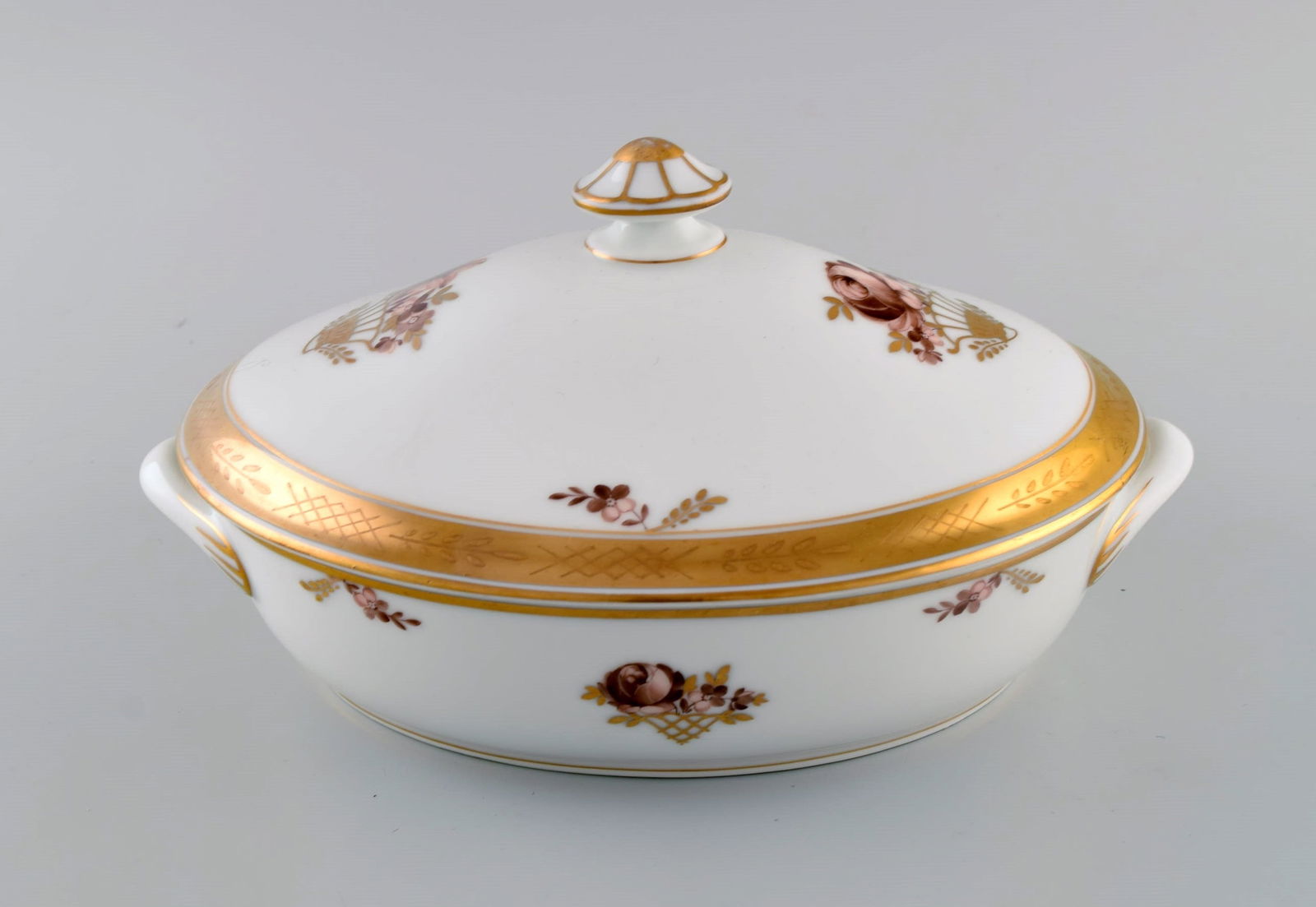 Royal Copenhagen Golden Basket lidded tureen in porcelain with flowers and gold decoration. Model - 2