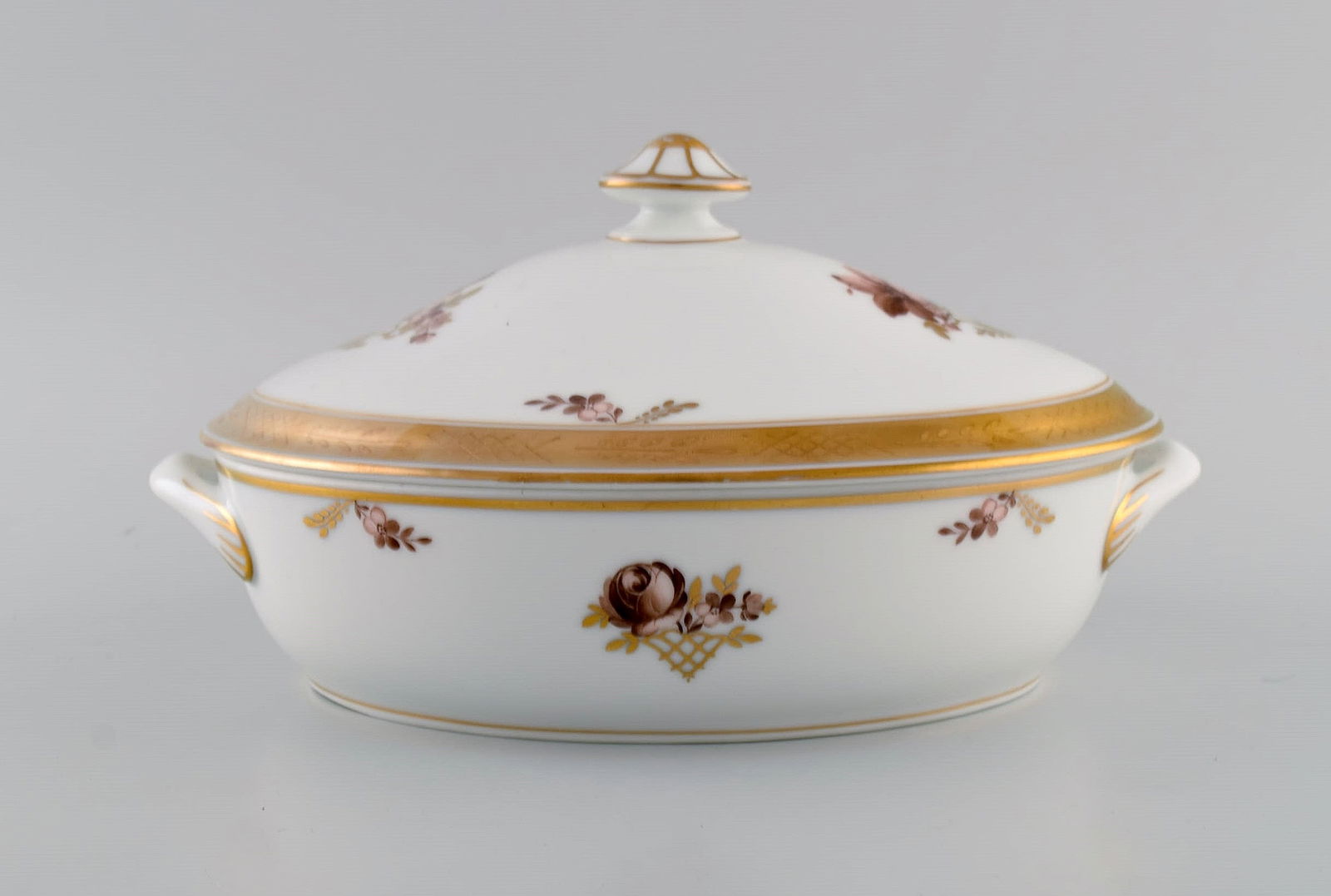 Royal Copenhagen Golden Basket lidded tureen in porcelain with flowers and gold decoration. Model - 5