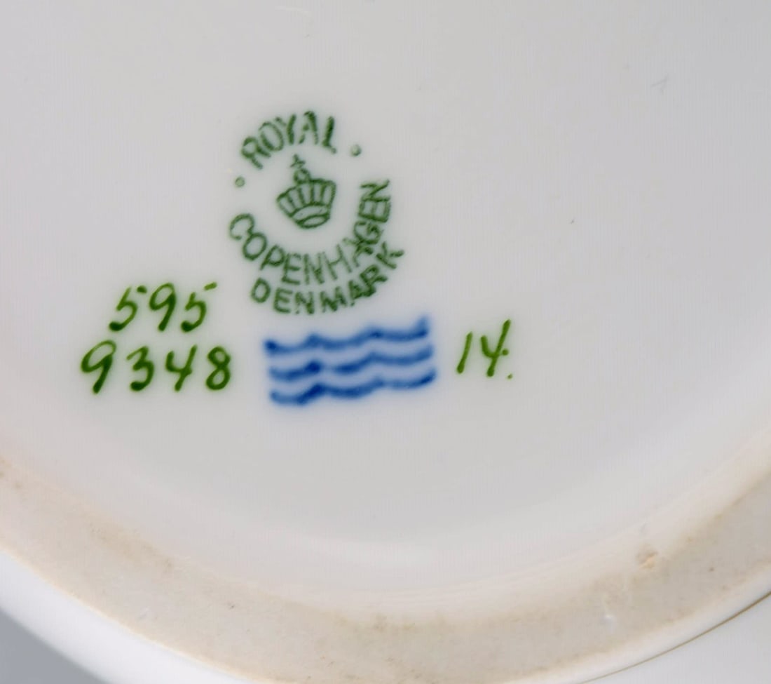 Royal Copenhagen Golden Basket lidded tureen in porcelain with flowers and gold decoration. Model - 6