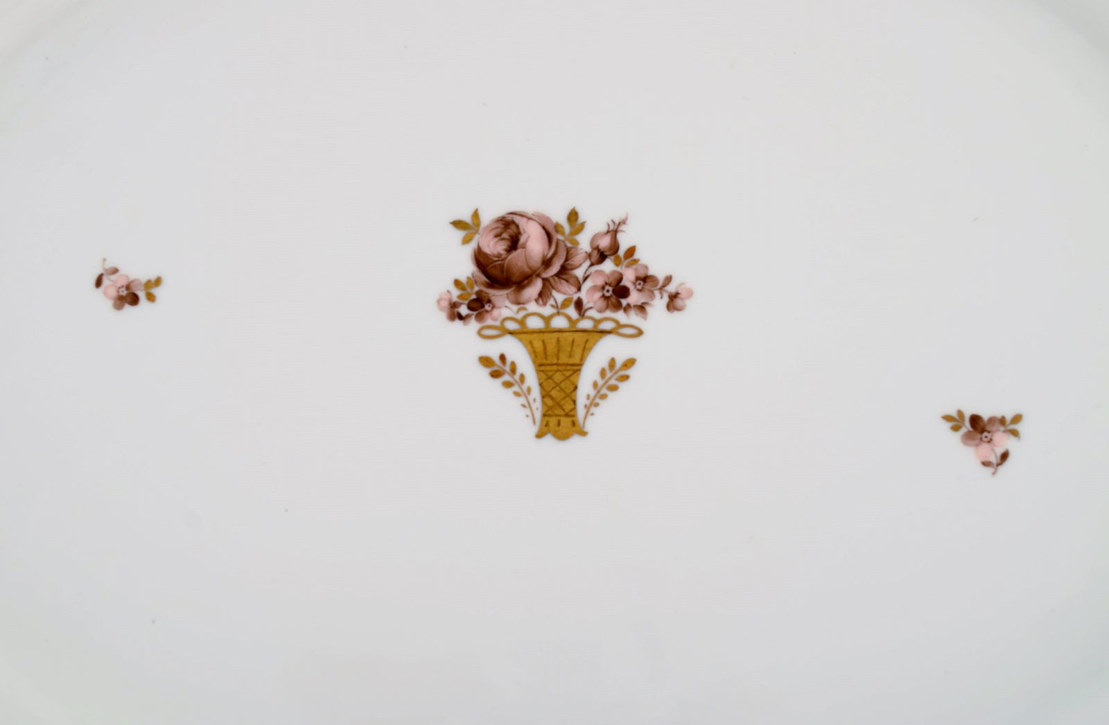 Large oval Royal Copenhagen Golden Basket serving dish in porcelain with flowers and gold - 2