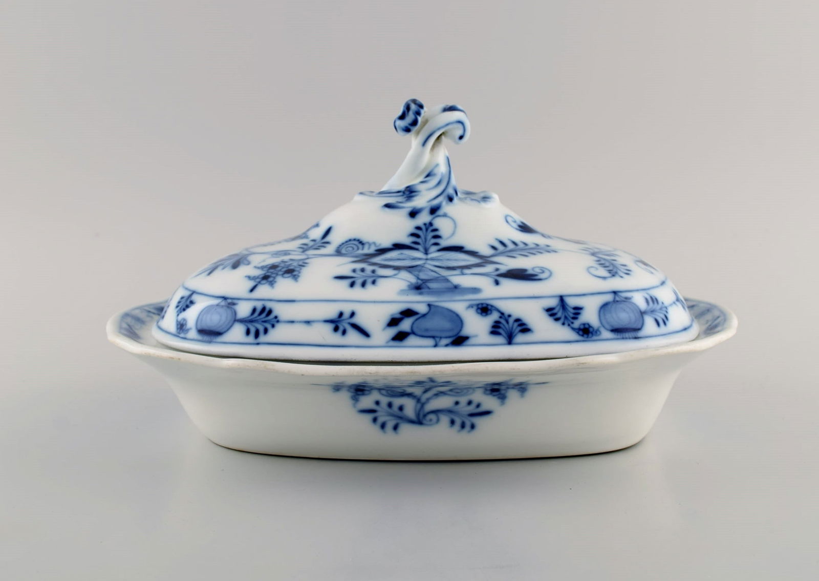 Antique Stadt Meissen Blue Onion lidded tureen in hand-painted porcelain. Early 20th century.: Title: Antique Stadt Meissen Blue Onion lidded tureen in hand-painted porcelain. Early 20th century. Description: Antique Stadt Meissen Blue Onion lidded tureen in hand-painted porcelain. Early 20th c