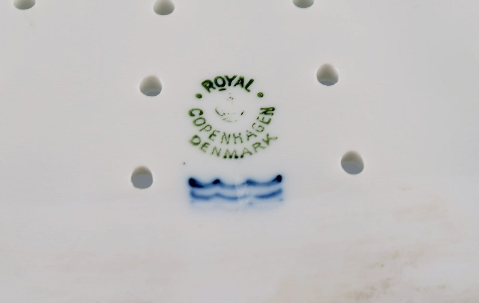 Large Royal Copenhagen fauna danica/flora danica porcelain fish strainer modeled with hand-painted - 6