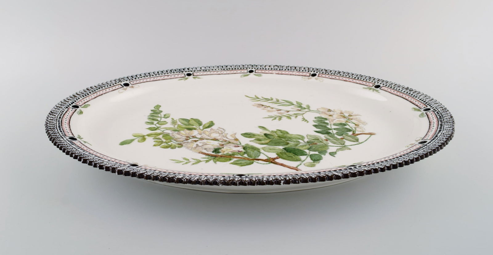 Large Royal Copenhagen Flora Danica serving dish in hand-painted porcelain. Dated 1948. - 5