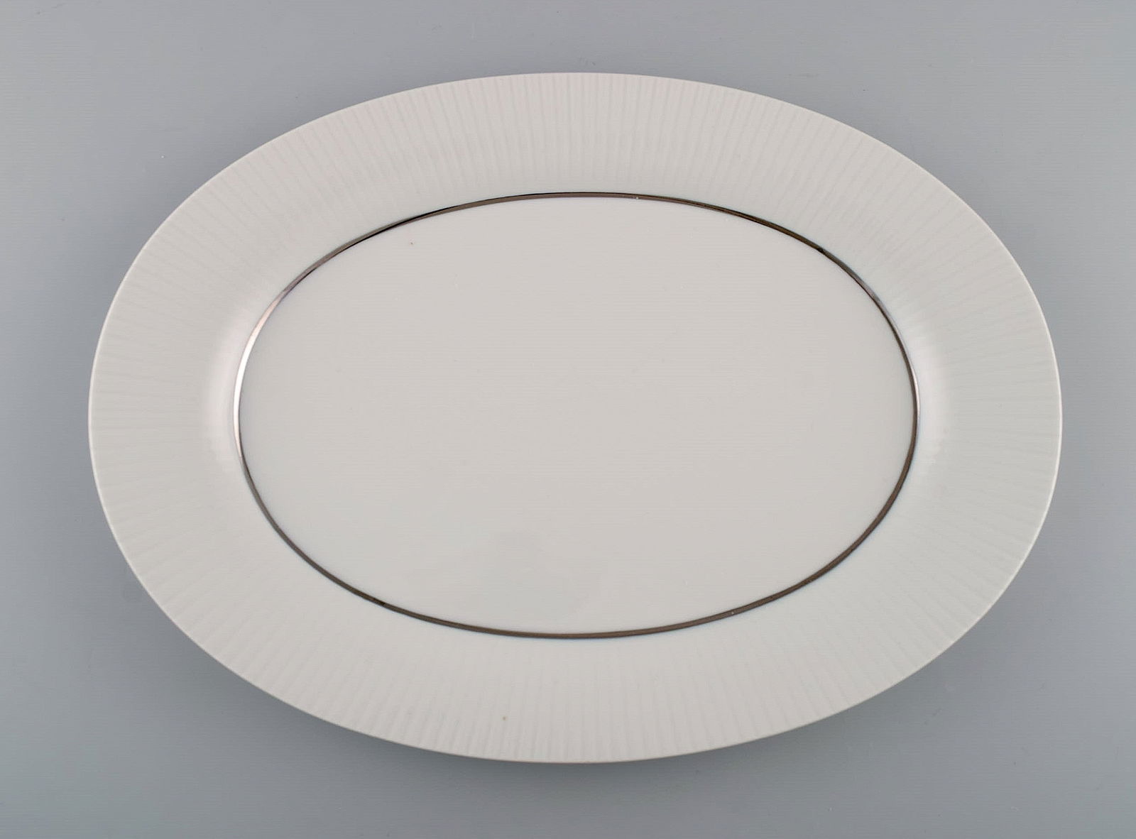 Tapio Wirkkala for Rosenthal. Rare Modulation serving dish in fluted porcelain. Platinum Detail. (1 of 5)