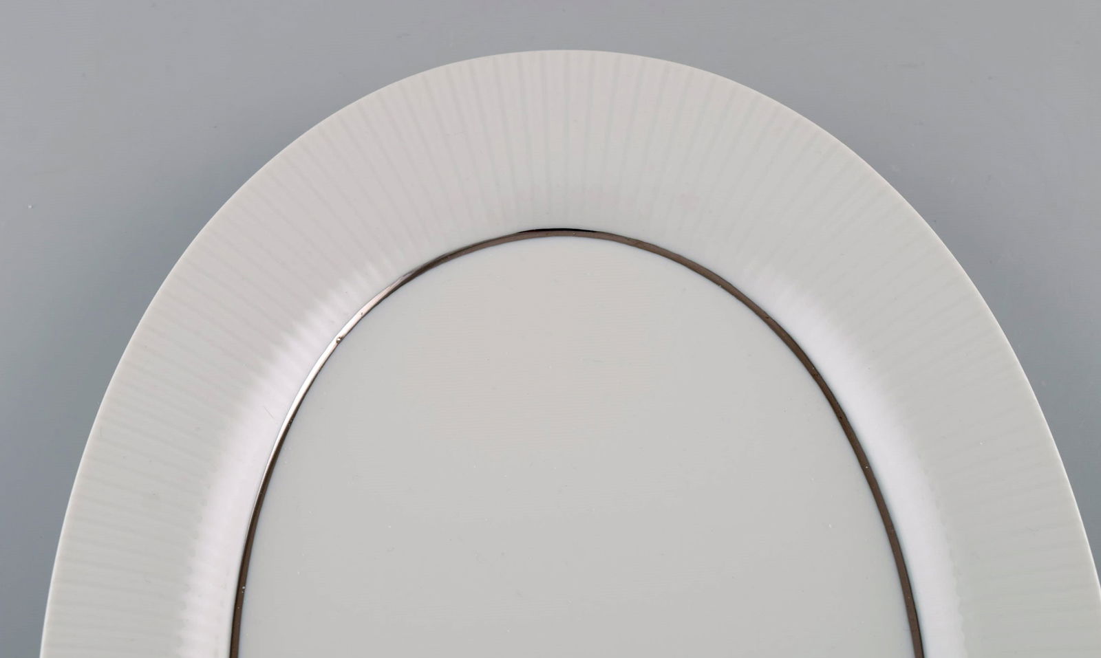 Tapio Wirkkala for Rosenthal. Rare Modulation serving dish in fluted porcelain. Platinum Detail. - 2