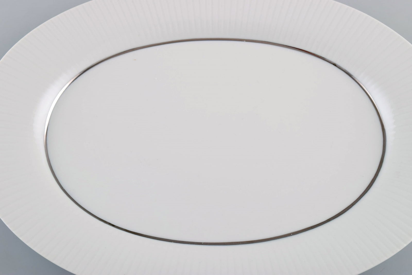Tapio Wirkkala for Rosenthal. Rare Modulation serving dish in fluted porcelain. Platinum Detail. - 3